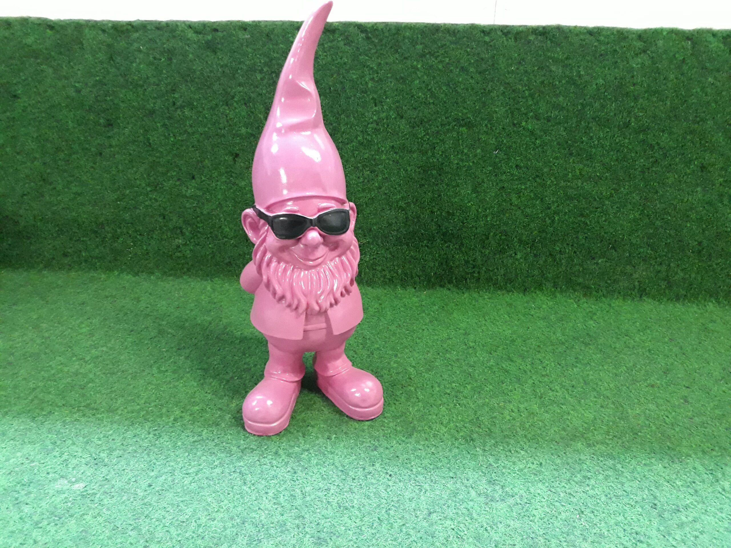 Tuinkabouter met zonnebril in roze kleur