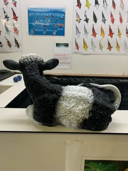 Koe liggend zwart wit - Afbeelding 3