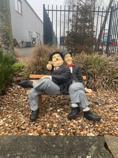 Laurel en Hardy op bankje