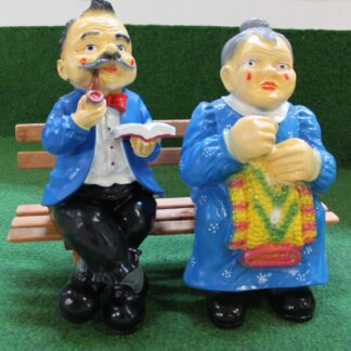 Opa en oma op de bank