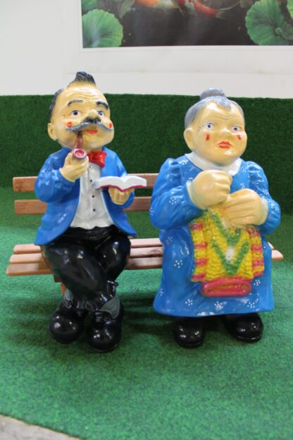 Opa en oma op de bank