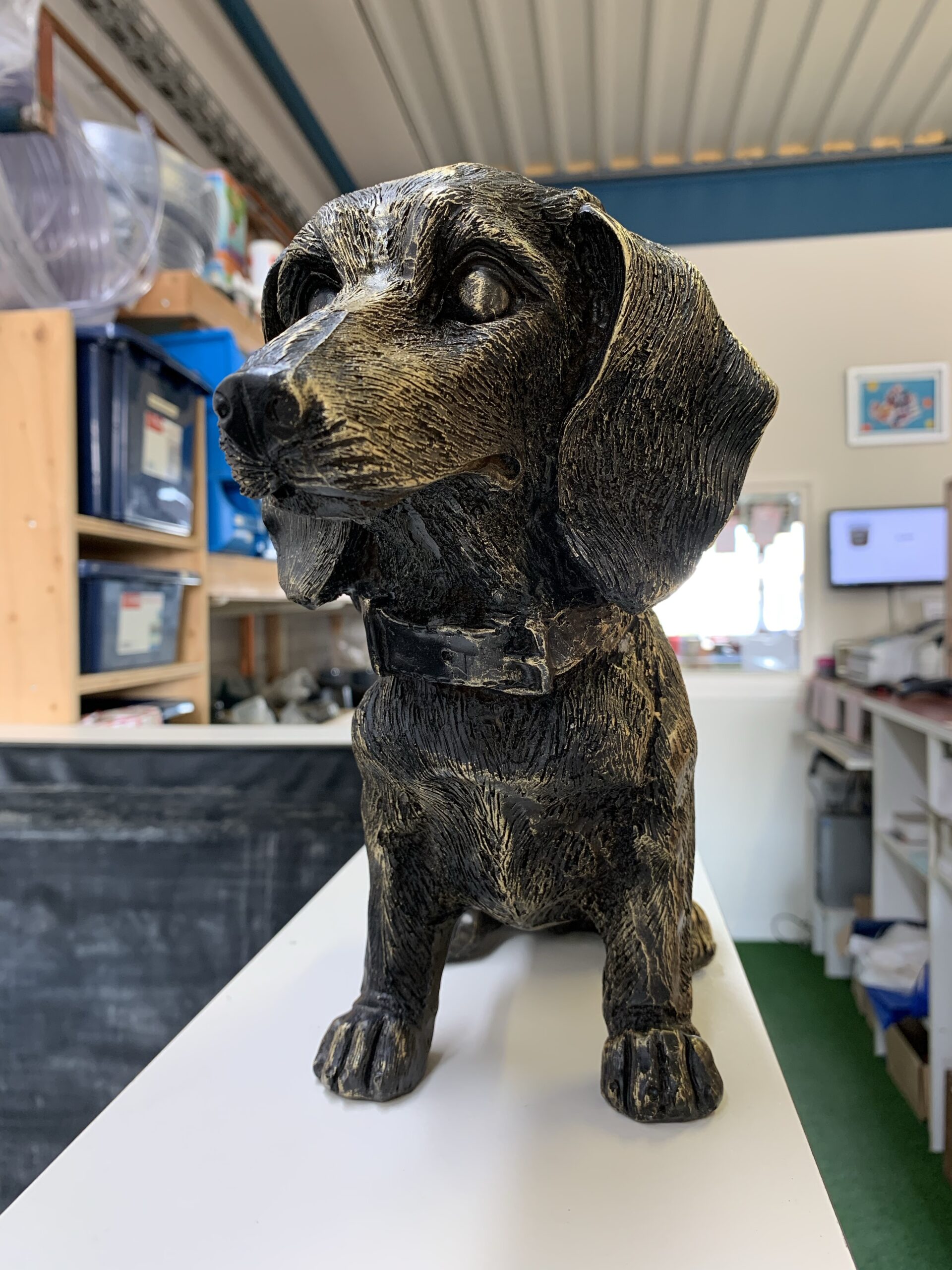 Teckel brons zittend