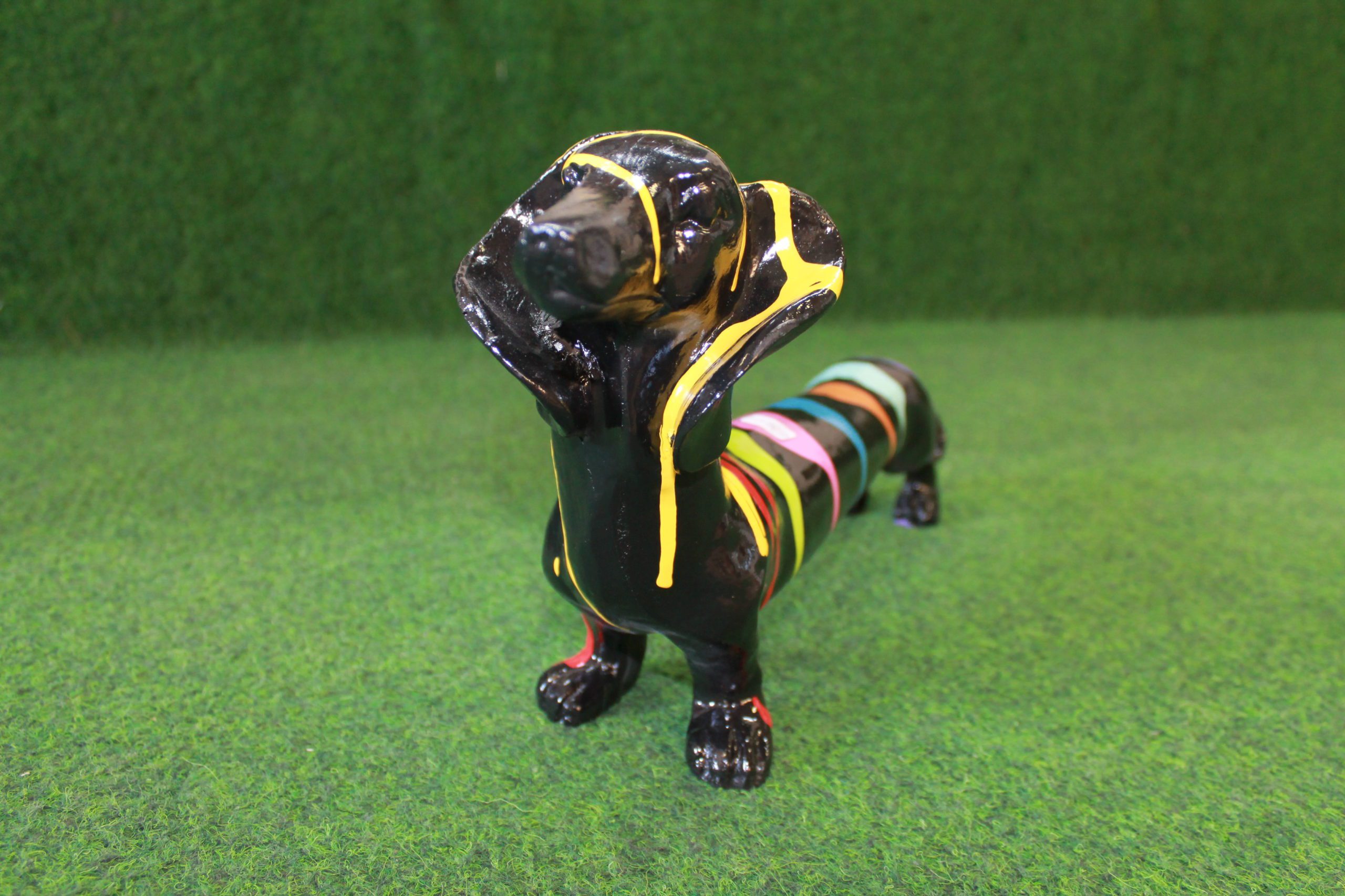 Teckel zwart met gekleurde strepen